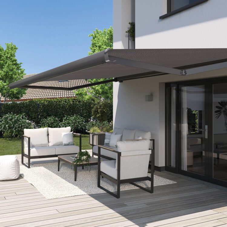 Buitenzonwering knikarmscherm terras