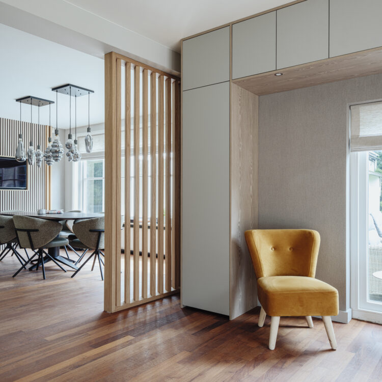 kamer met kast op maat die rond een schuifpui is gemonteerd