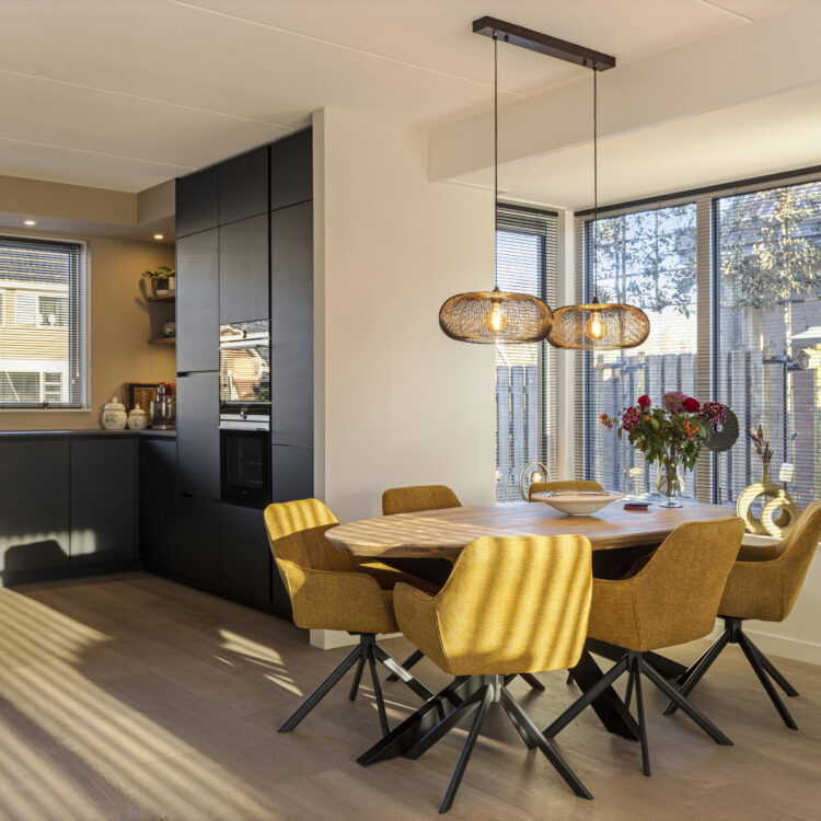 Eettafel met keuken met gele tinten