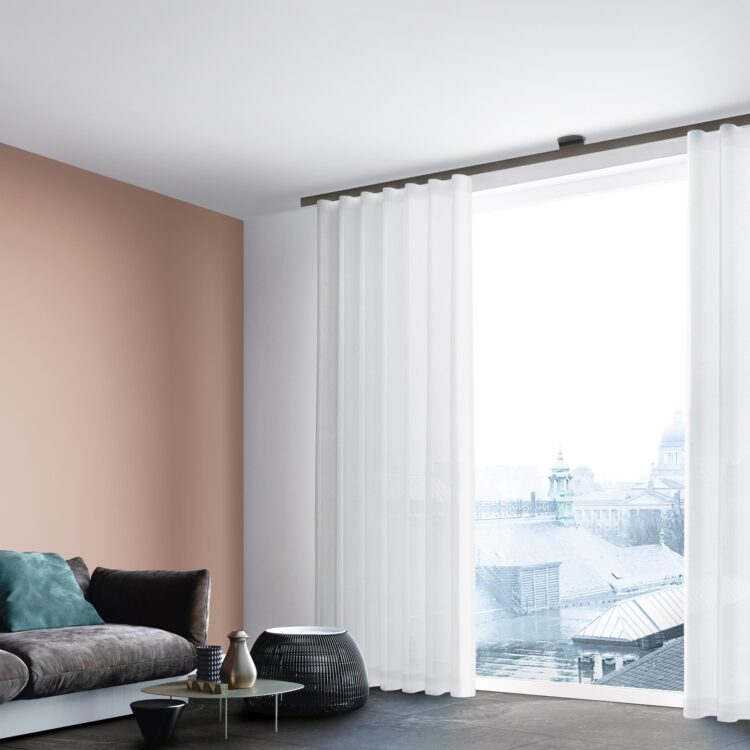 Moderne zwarte gordijnrails in een stijlvolle woonkamer. Thuisin