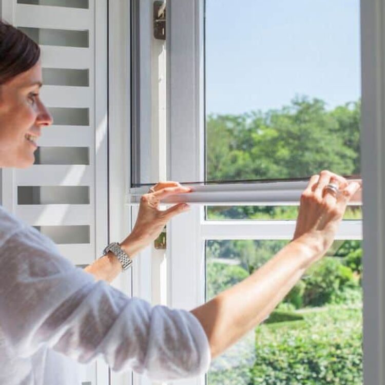 Persoon die rol raamhor naar beneden duwt