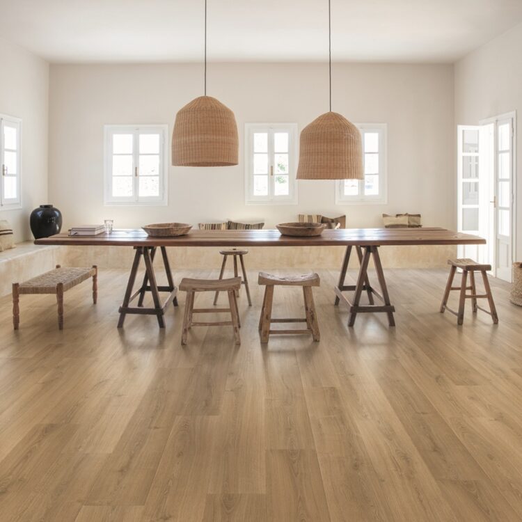 Woonkamer met Quickstep laminaatvloer in warme houtlook artikel SIG 4762