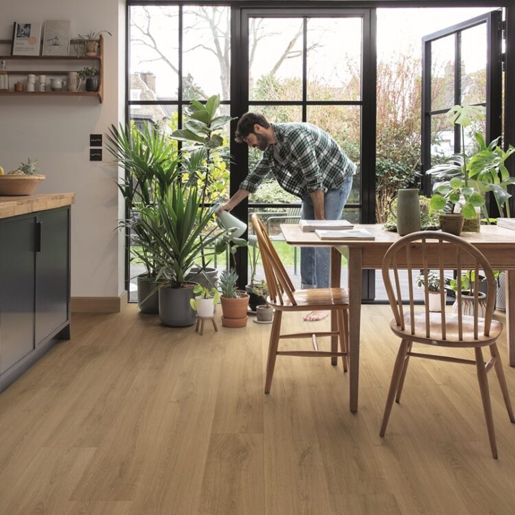 Keuken met eettafel met houten stoelen en laminaat in geborstelde warme naturelle eik