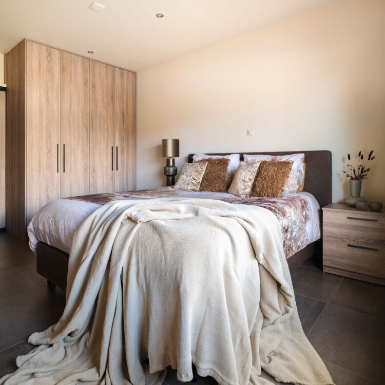 Maatwerk kast in warme houtlook in slaapkamer