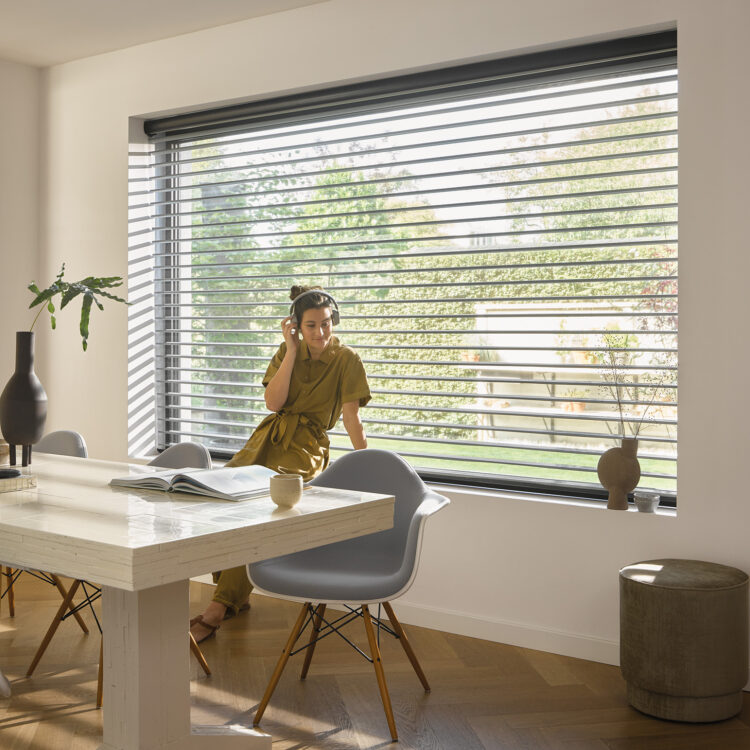 Luxaflex® silhouettes in de kleur zwart voor in eetkamer - Thuisin
