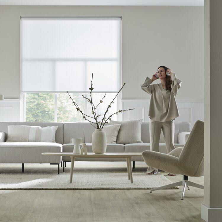 Scandinavische stijl woonkamer met slimme raamdecoratie bediend via iPhone