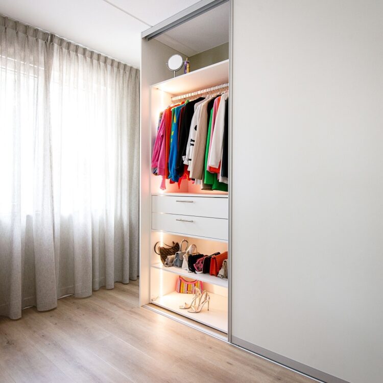 Allure witte schuifdeurkast kledingkast in de slaapkamer