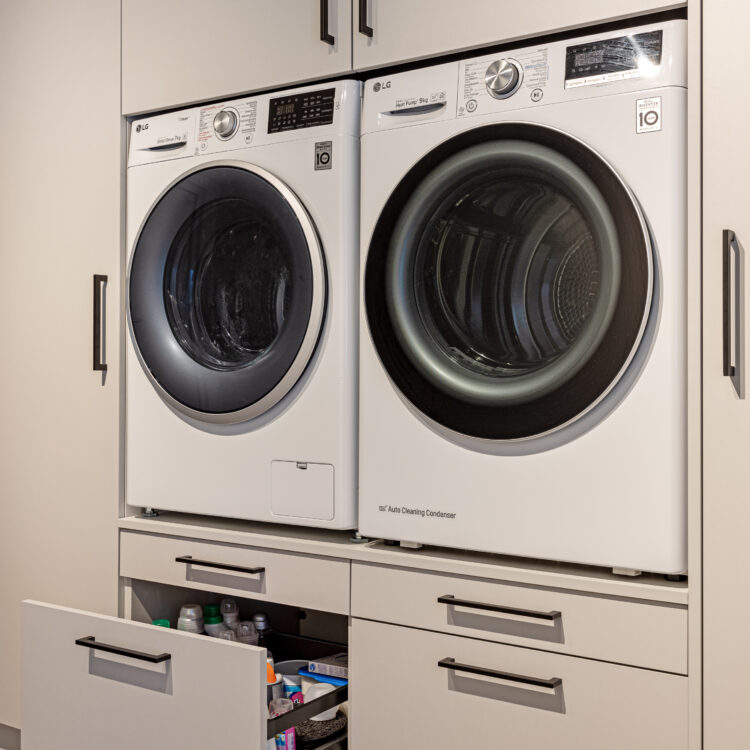 Witte wasmachine kast opmaat met lades en kastjes