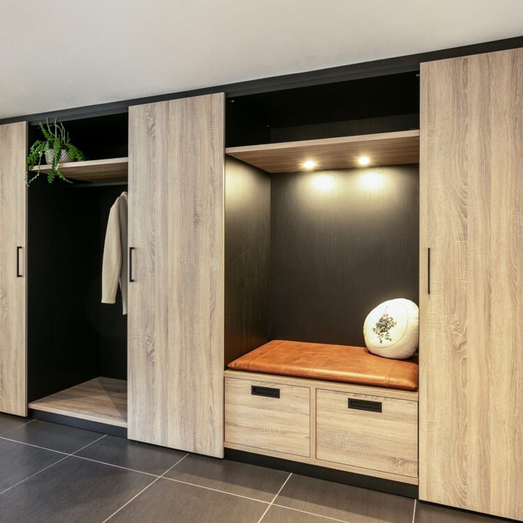 Hal met kast op maat met schuifdeuren en garderobe.