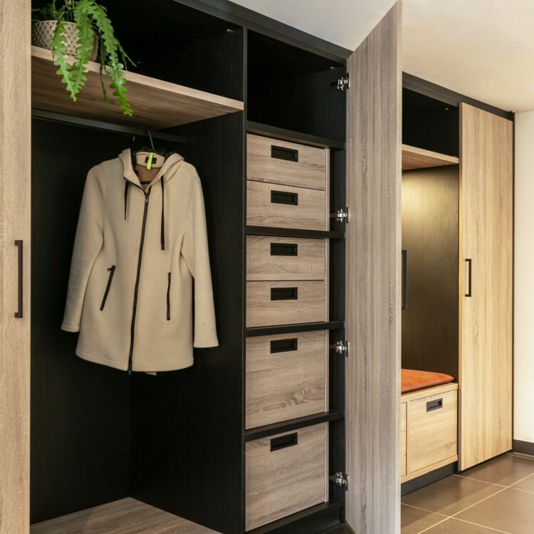 Licht bruine houtlook gardarobekast voor in de hal