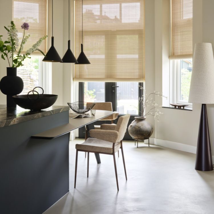 Licht gewevenhout rolgordijnen in keuken