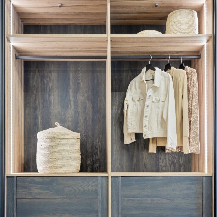 Zwarte kleding kast op maat