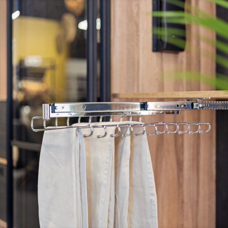 Detail foto van kledingkast op maat met broekhangers