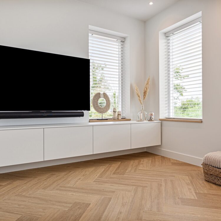 Wit zwevend wandmeubel op maat voor de tv in de woonkamer