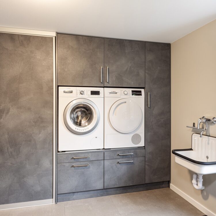 Grijze marmer wasmachine kast op maat met lades, schuifdeur en scharnierkastjes