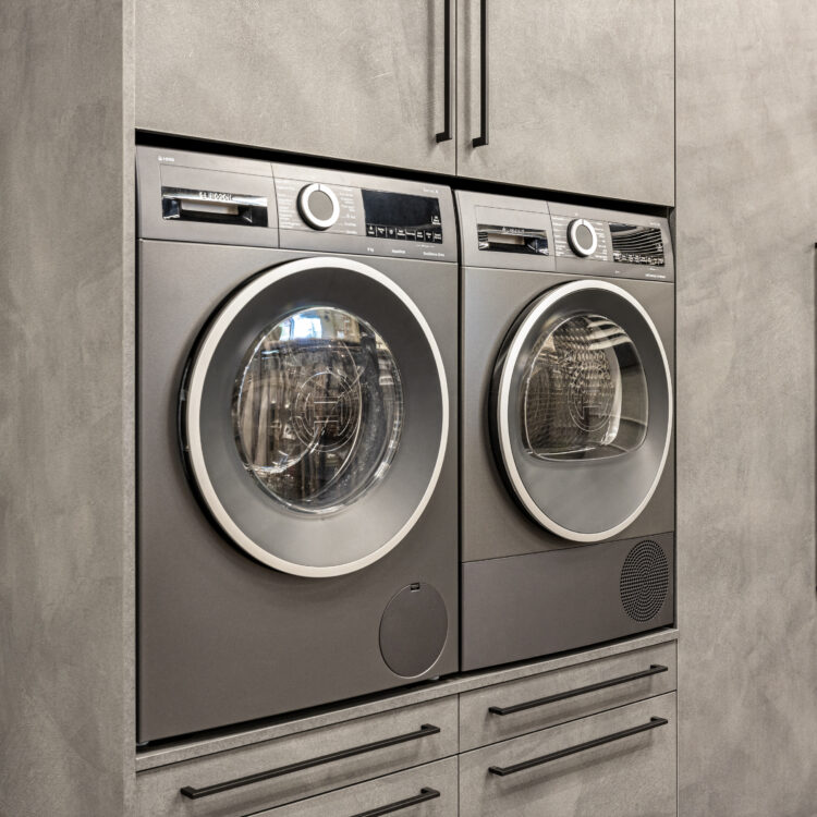 Grijze wasmachine kast op maat met wasmachine en droger