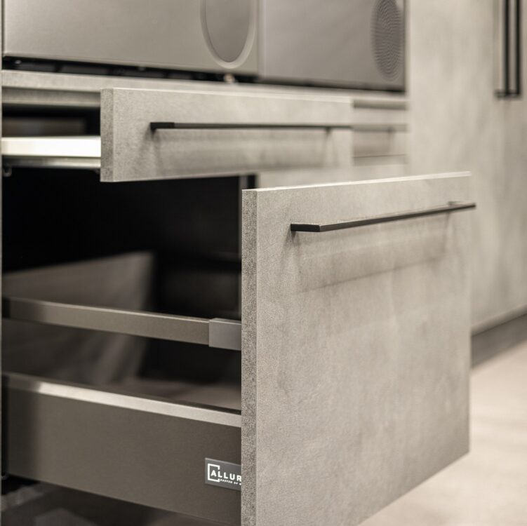 Grijze lades van een wasmachine kast op maat