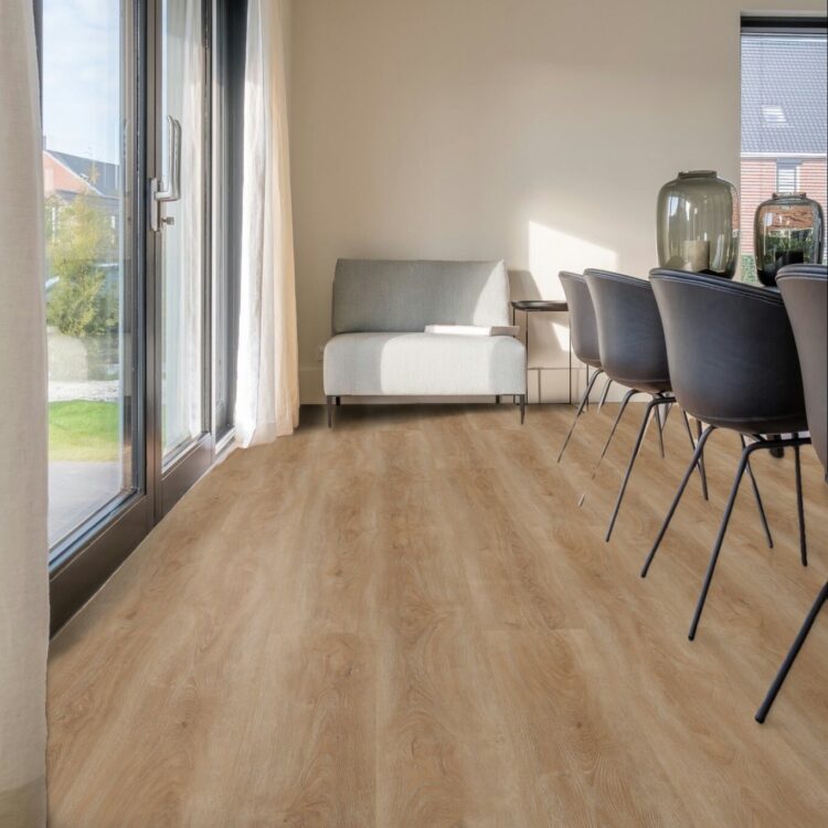 pvc-vloer Moezel2 in de kleur TI-44072 uit onze eigen Thuisin-collectie in de eetkamer