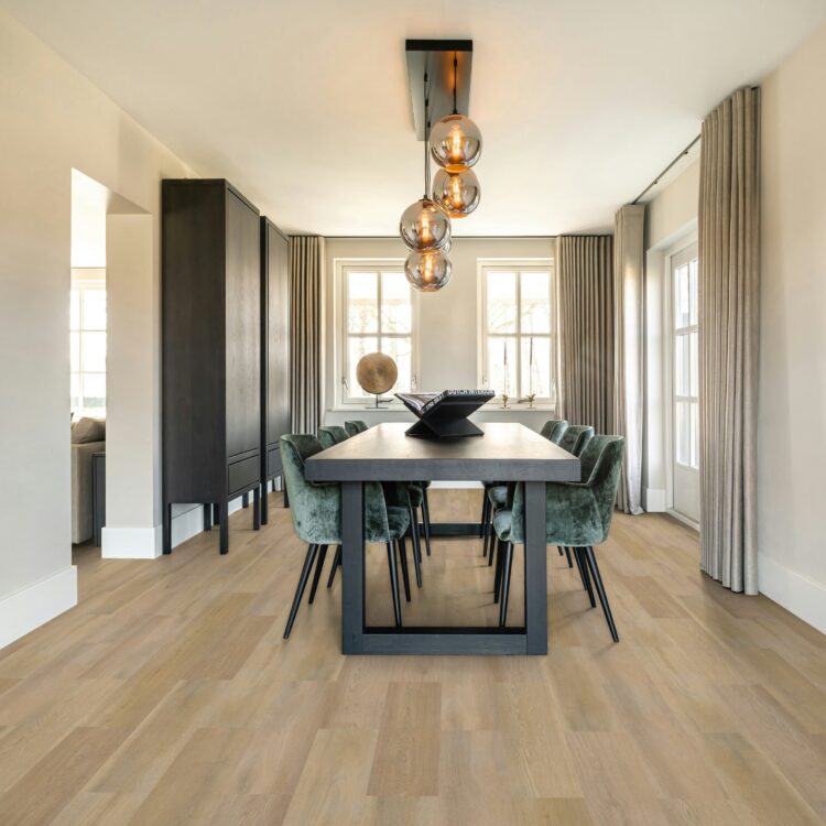 PVC-vloer Eem in de kleur TI-44084 uit de Thuisin-collectie in de eetkamer