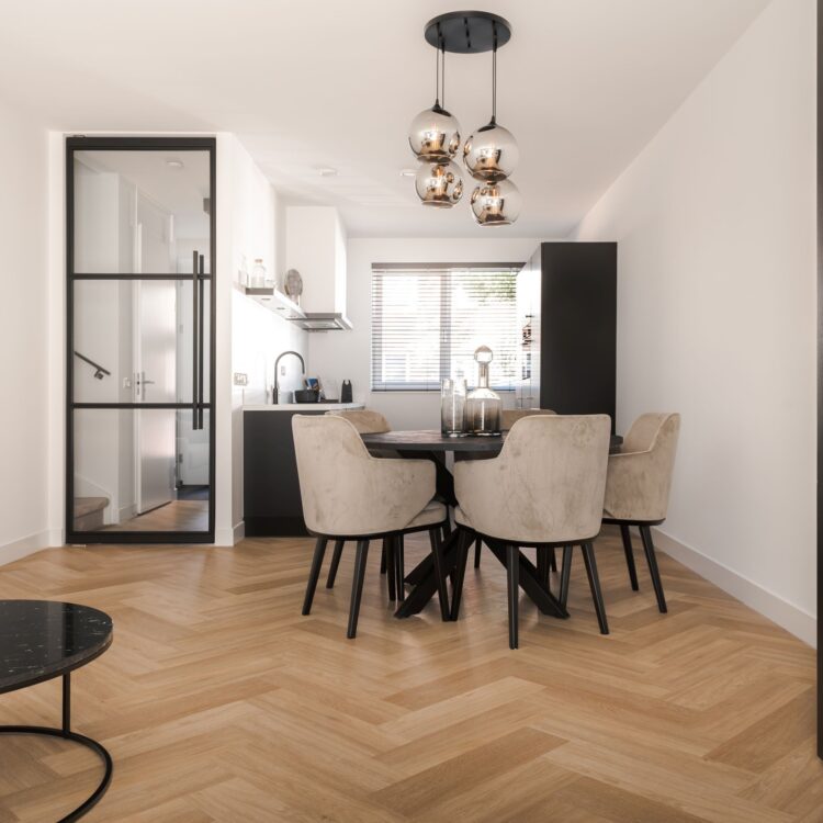 PVC-visgraatvloer Seine in de kleur TI-44641 uit onze eigen Thuisin-collectie in de eetkamer