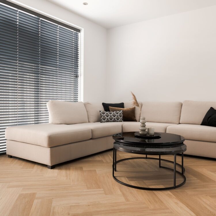 PVC-visgraatvloer Seine in de kleur TI-44641 uit onze eigen Thuisin-collectie in de woonkamer