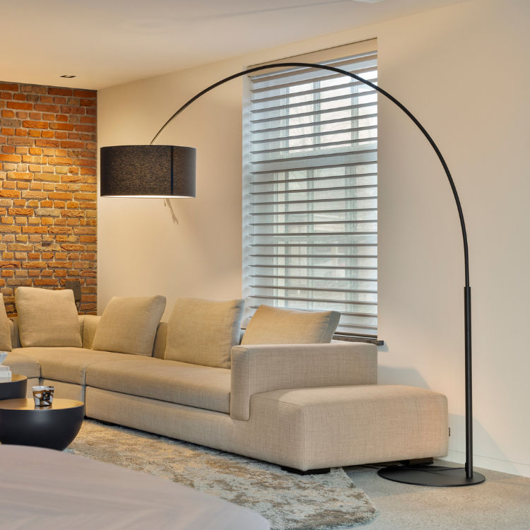 Moderne woonkamer met raamdecoratie en schoonmetselwerk