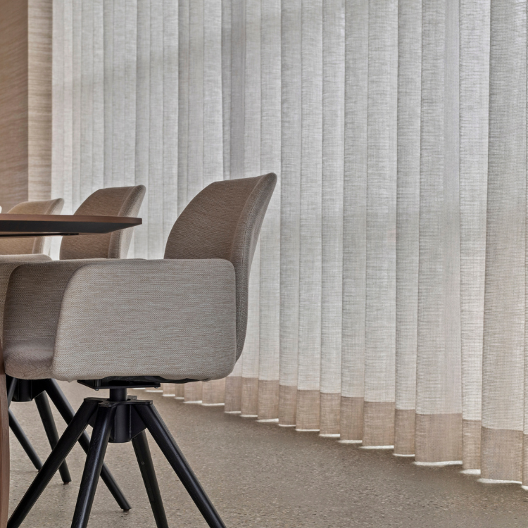 Eetkamer met grote raampartij en beige inbetweens