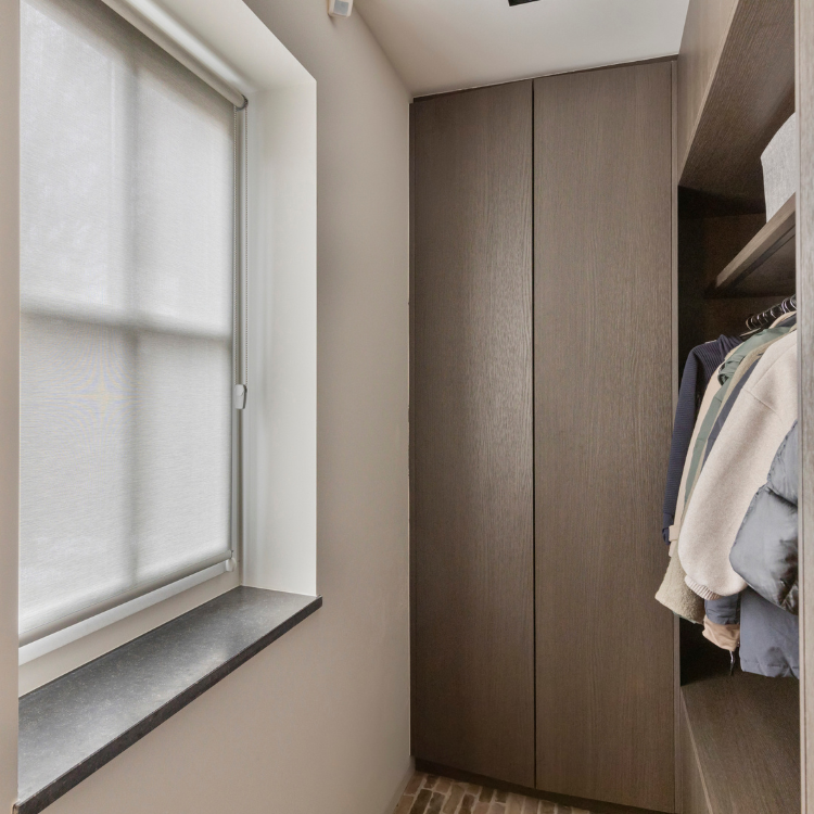 Wit rolgordijn in de kledingkamer