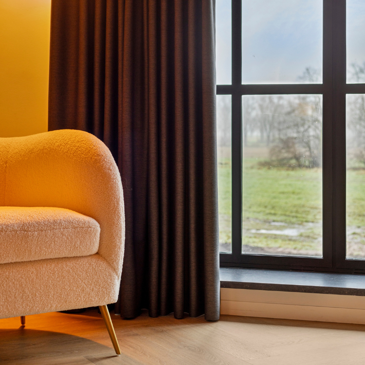 Donker overgordijn in de slaapkamer