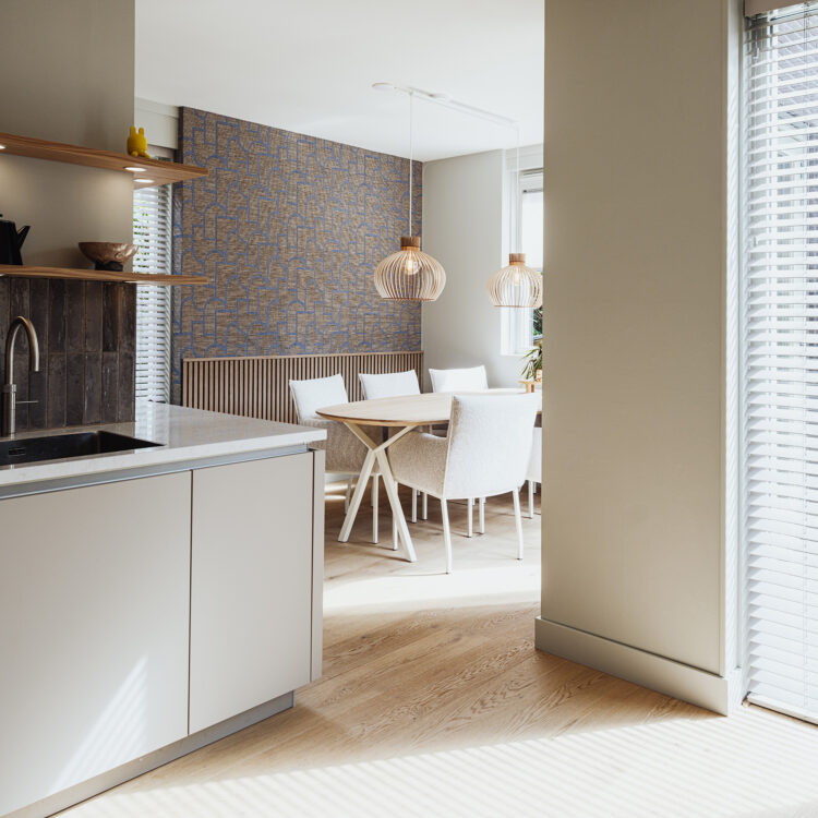 Sfeervolle leefkeuken met akupanel wandpanelen, luxe behang en warme raamdecoratie van Thuisin