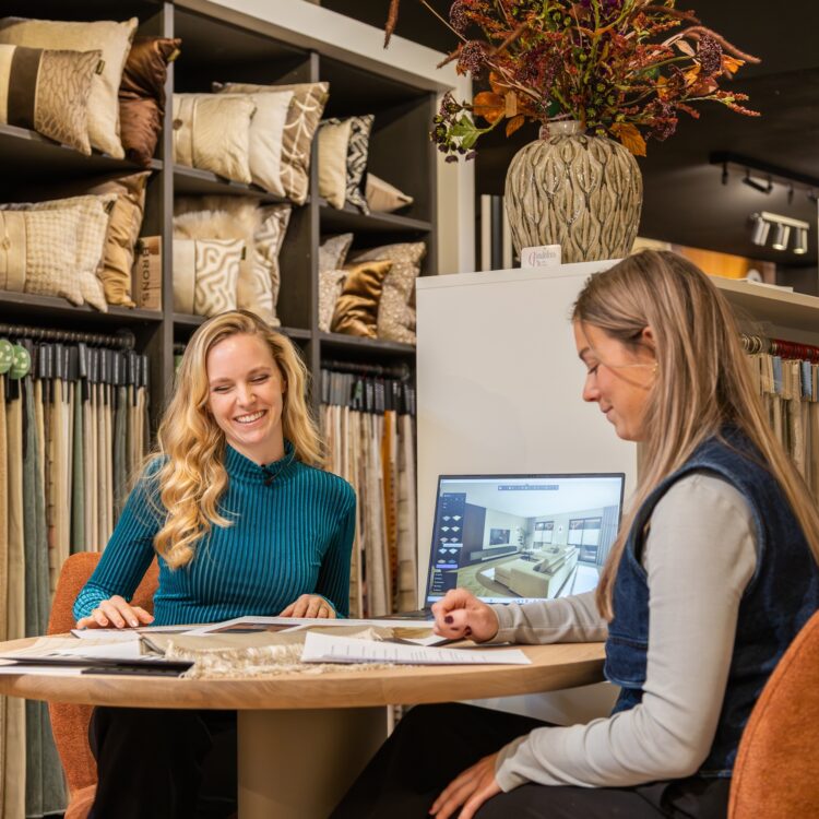 Sietse en Pleun in de Thuisin-winkel voor interieuradvies, waarin gordijnen, muren en meubels samen een plan vormen.