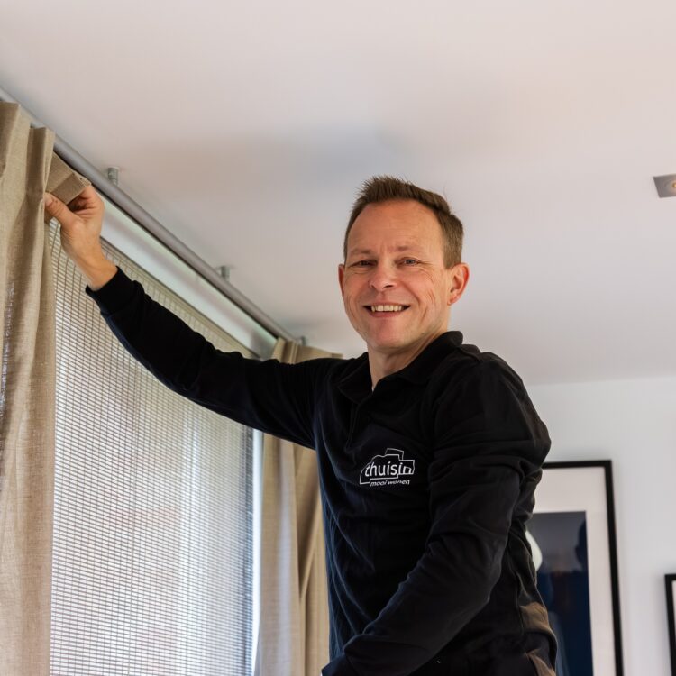 Onze vakmensen plaatsen elke week talloze raamdecoratie, gordijnen, wandbekleding, kasten op maat, stalen deuren en meer!