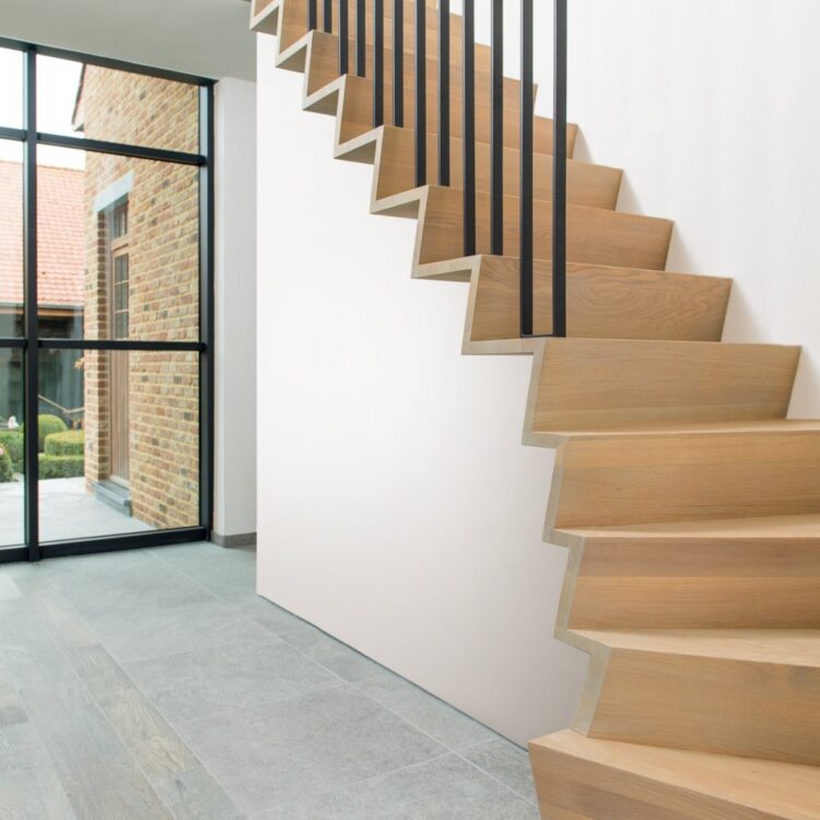 Zwevende Z-trap in de hal