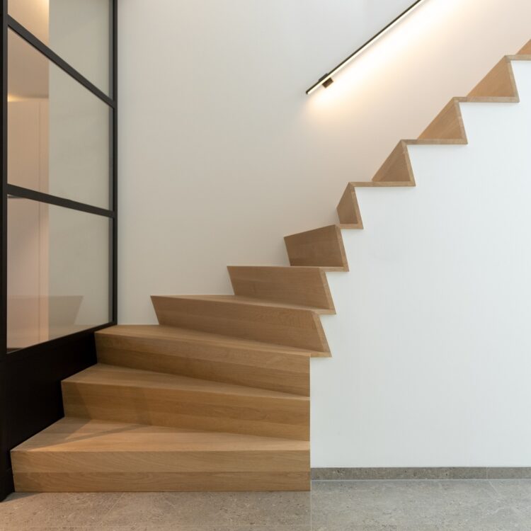 Licht eiken Z-trap in de hal met LED-grip