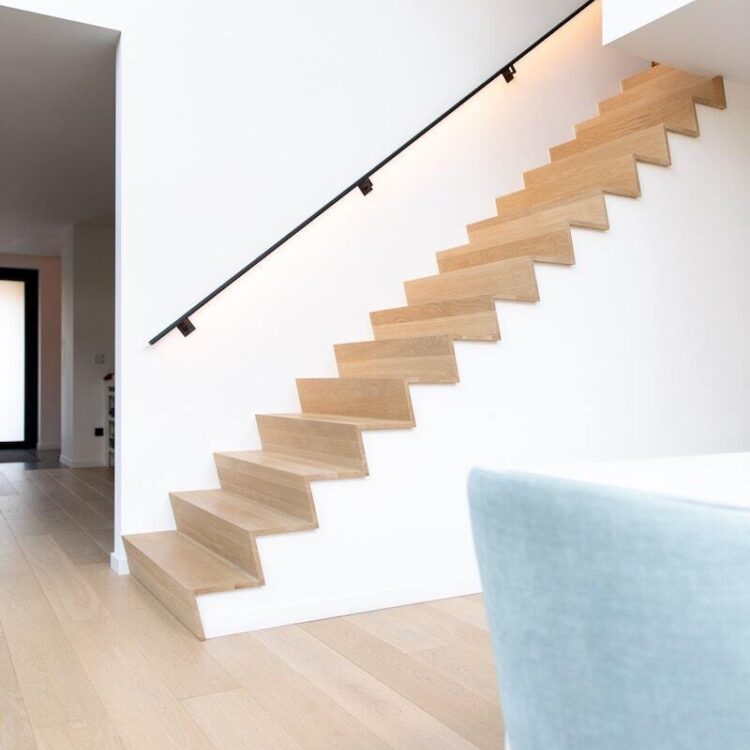 Licht eiken Z-trap in open ruimte