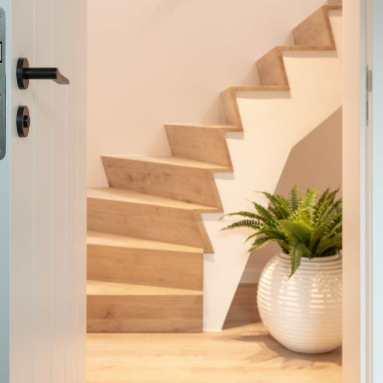 Licht eiken Z-trap in de hal