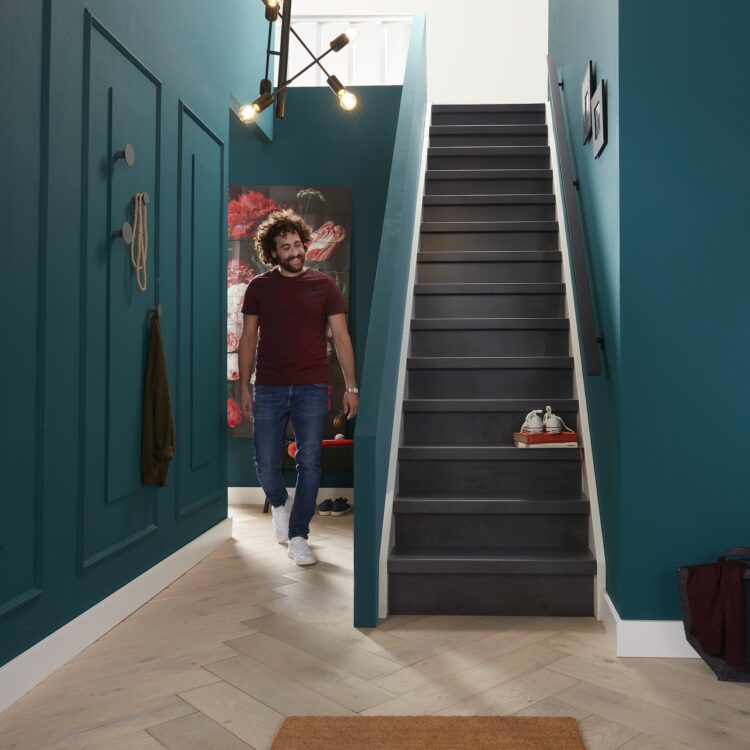 Donkergrijze pvc-trap in de hal met visgraatvloer