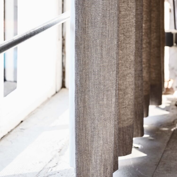 Verfijnd inbetween-gordijn van Vadain