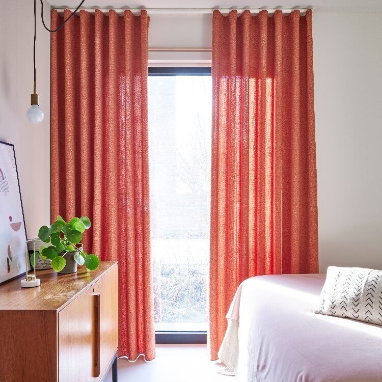 Modern inbetween-gordijn van Vadain in de slaapkamer