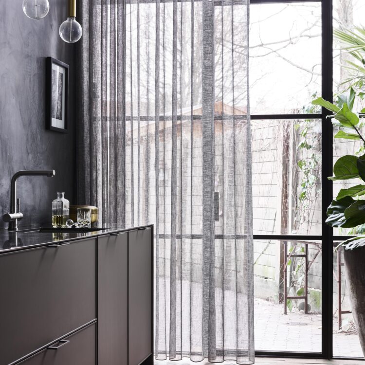 Moderne keuken met dunne, grijze vitrages die de ruimte een zachte uitstraling geven terwijl ze de privacy behouden