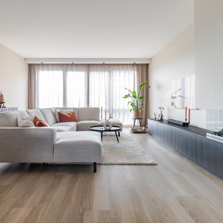 Moderne woonkamer met PVC vloer en comfortabele zithoek