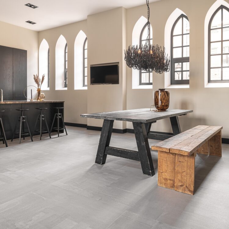 Zwarte plinten in eetkamer met lichtgrijze tegelvloer en modern interieur