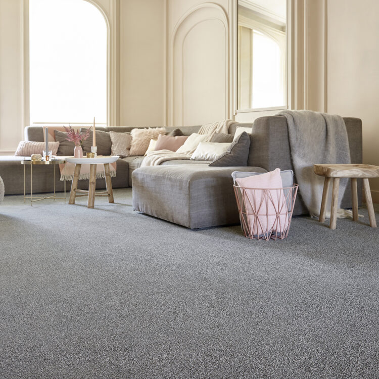 Ruime woonkamer met grijs tapijt – bekijk de kosten per m² in onze showroom