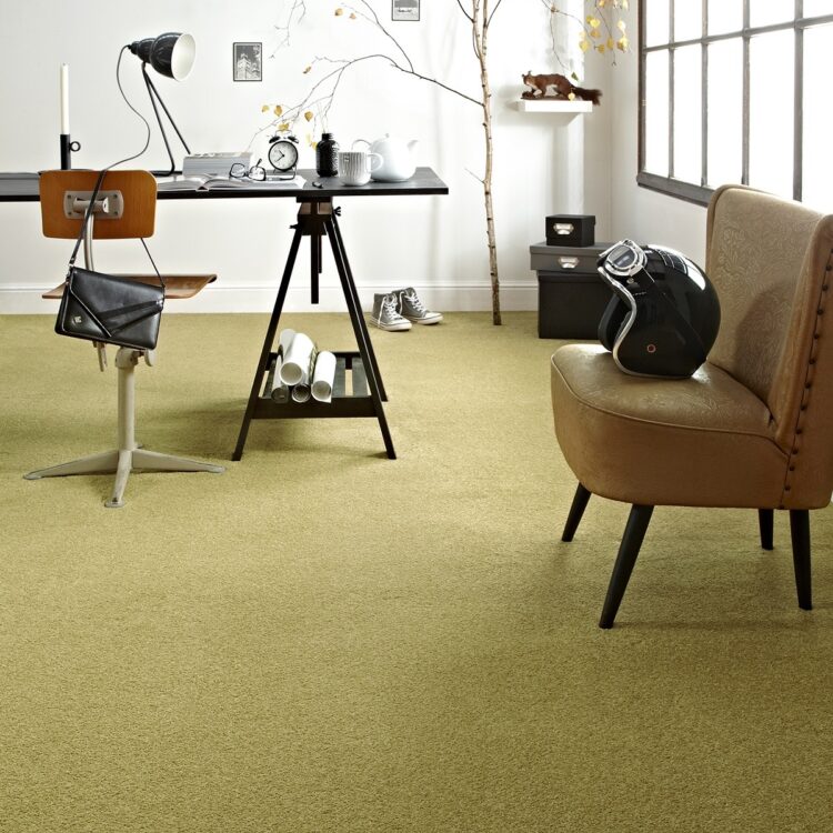 Industriële stijl kamer met strak tapijt – ontdek de tapijtkosten voor jouw woning