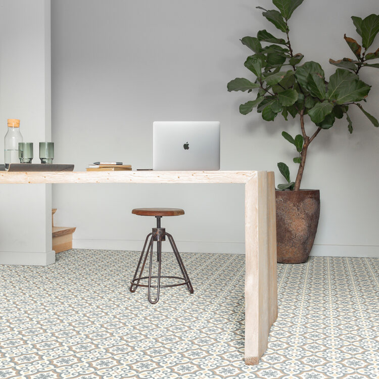 Gezellige eettafel en home office plek met Portugese tegel vinylvloer en houten meubelen. Thuisin