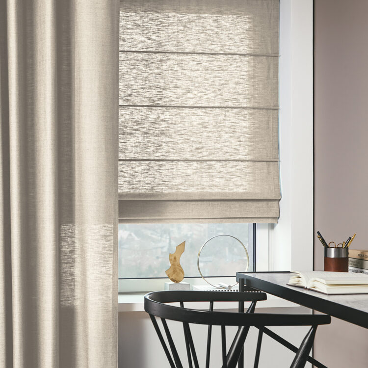 Vouwgordijn Luxaflex beige werkkamer