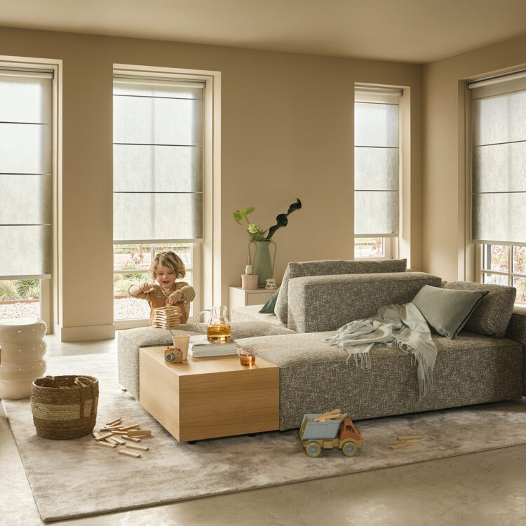 Vouwgordijn Luxaflex beige woonkamer