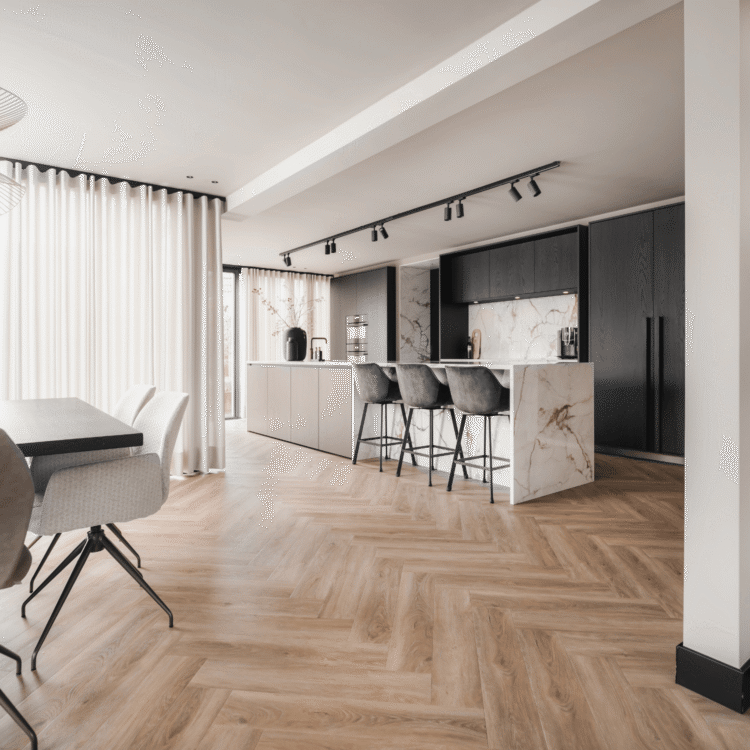 Houtlook visgraatvloer inde keuken met inbetween gordijnen