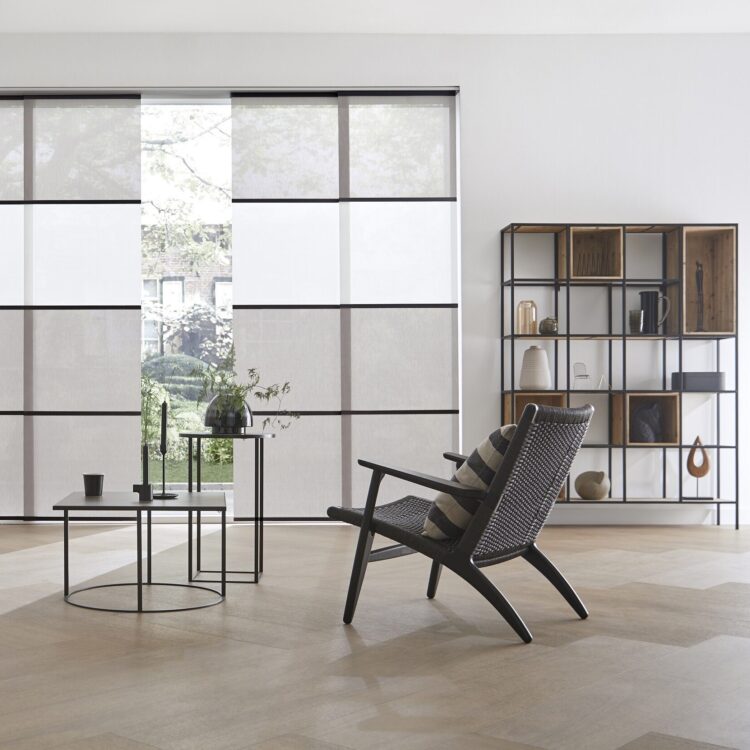 Witte paneelgordijnen in zithoek