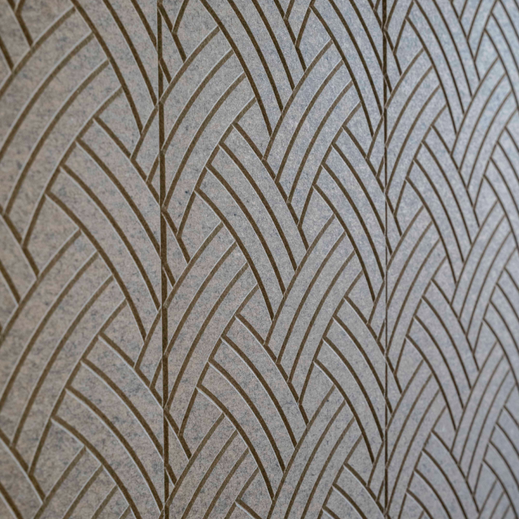 Detail van een wandpaneel van een uitgesneden viltpatroon in de kleur Beige Sand.
